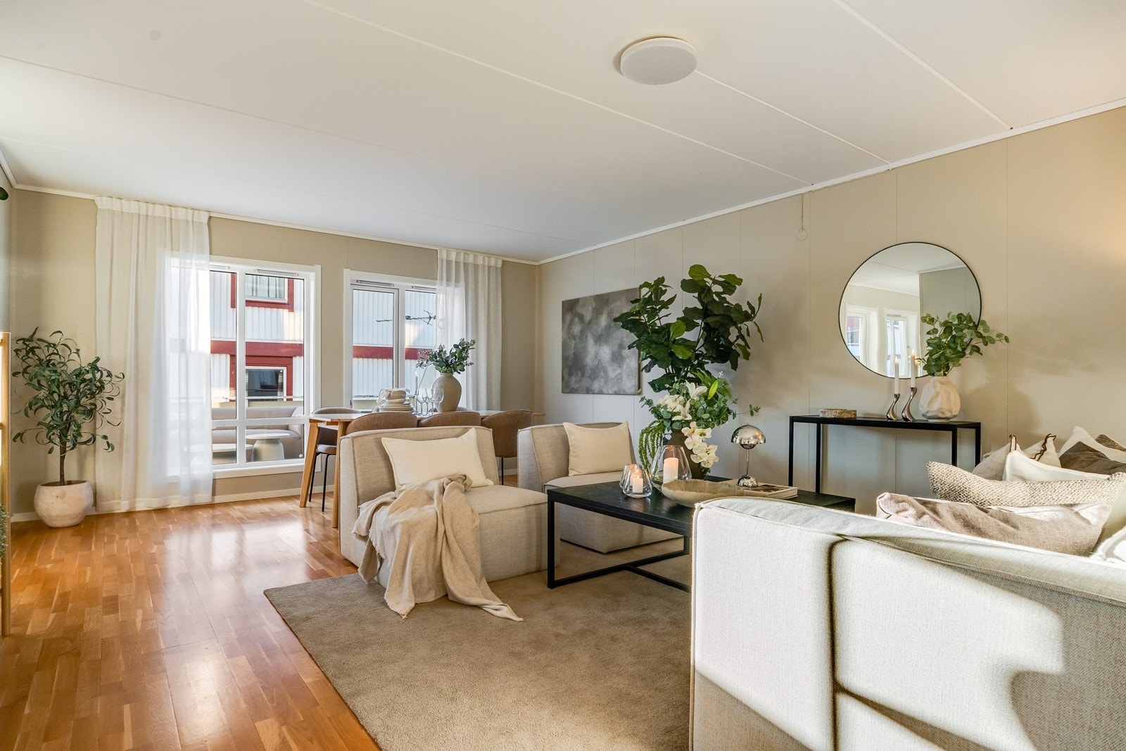 Stuen er stor og luftig og lar seg enkelt møblere med både spisebordsgruppe, sofa - og tvmøbler. Galleribilde