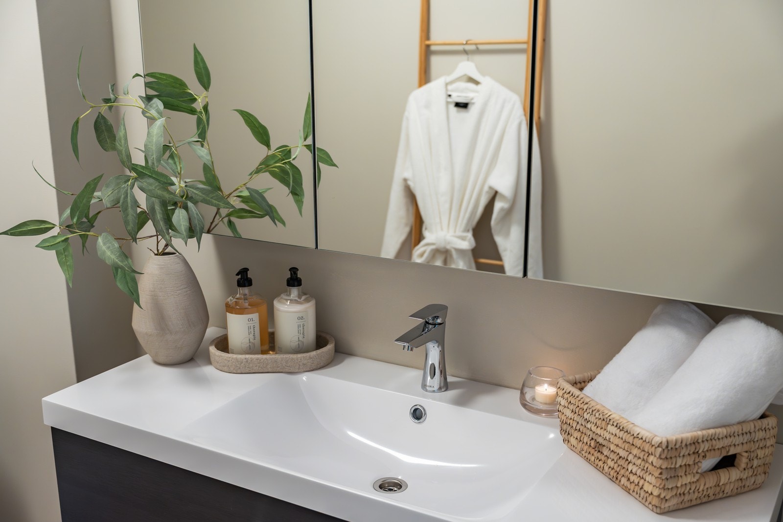 I likhet med resten av leiligheten er det også benyttet lyse og delikate farger på badet. Galleribilde