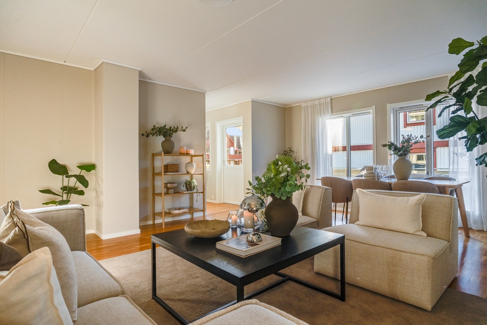 Store vindusflater sørger for et godt innslipp av naturlig lys og en luftig atmosfære. Galleribilde