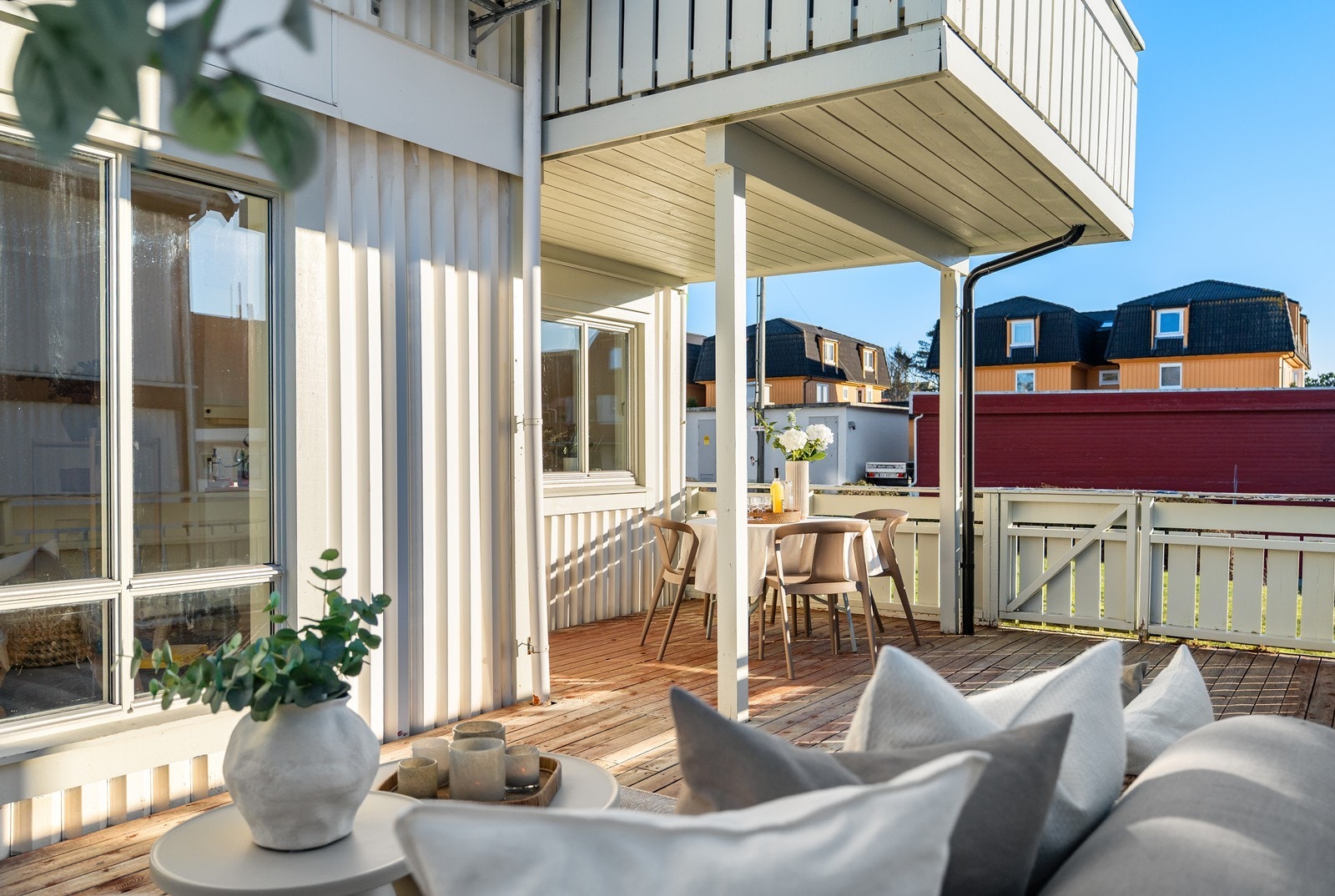 Leiligheten har en stor og herlig terrasse hvor varme sommerdager kan nytes. Galleribilde