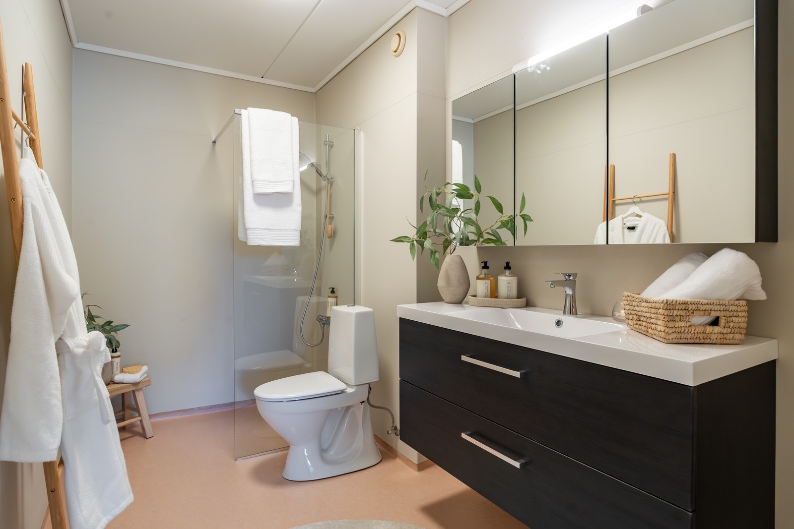 Badet inneholder toalett, flott servant i møblement med speilskap og belysning, samt dusj med skillevegg i glass. Galleribilde