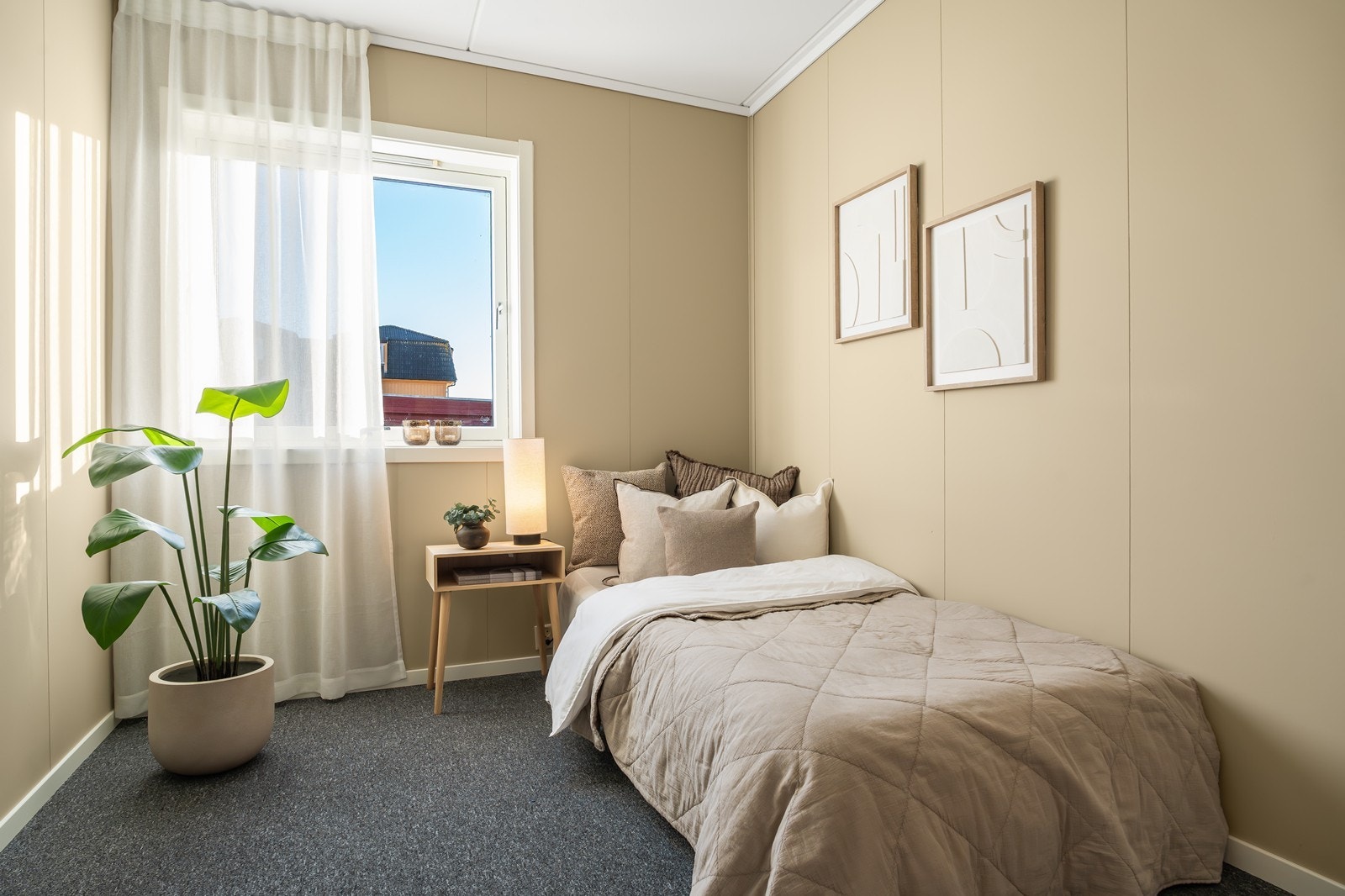 Soverom 2 er lyst og luftig med plass til ønsket møblering. Galleribilde