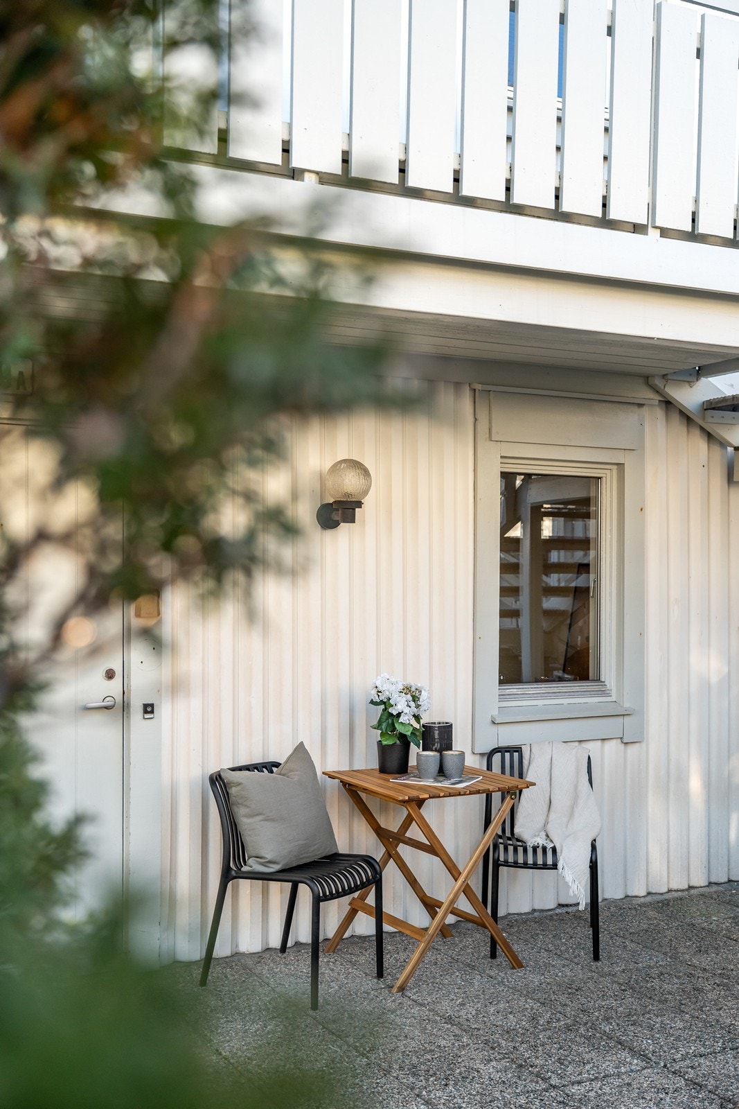 Leiligheten har et trivelig inngangsparti med plass til en mindre sittegruppe. Galleribilde