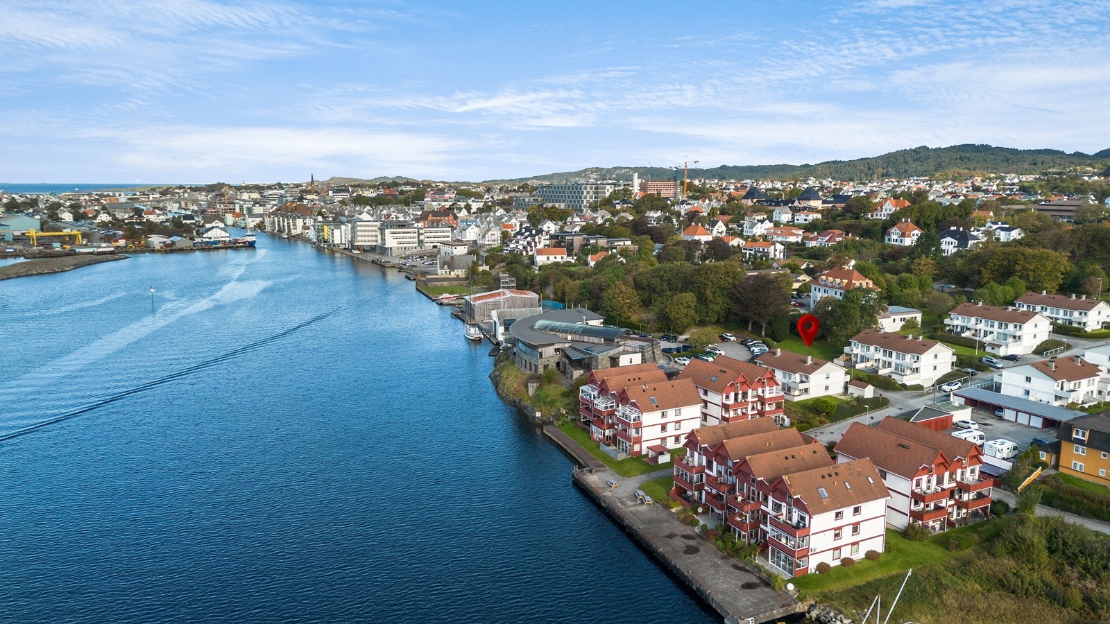 Attraktiv og sentral beliggenhet i maritime omgivelser, med kort gangavstand til sentrum og et bredt utvalg av butikk- og servicetilbud, samt kulturelle opplevelser i Festiviteten. Galleribilde