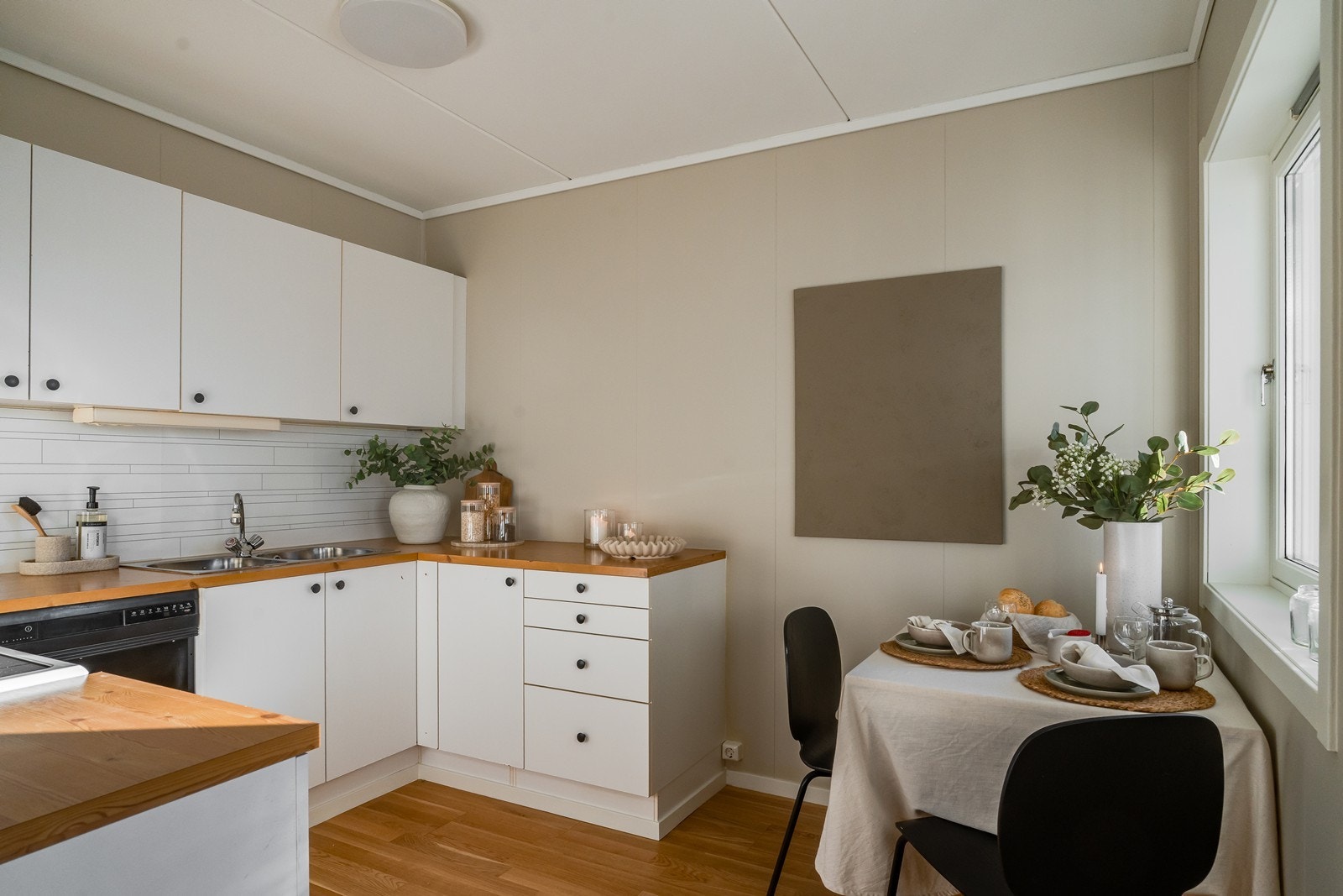 Godt med skap - og benkeplass for matlaging og oppbevaring. Galleribilde