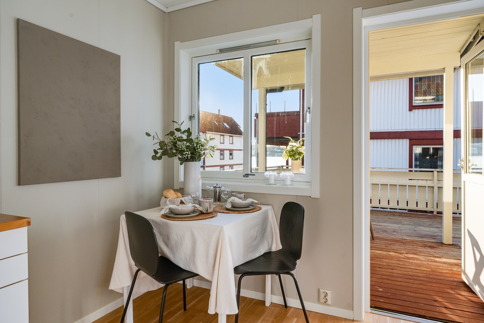 På kjøkken er det plass til et trivelig frokostbord. Galleribilde