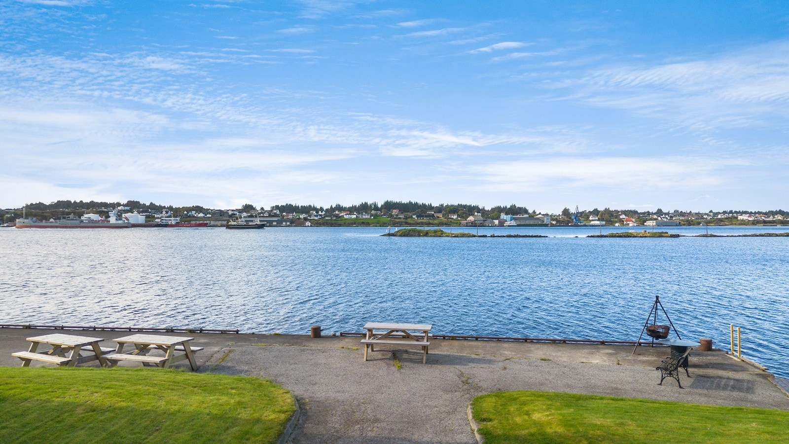 Leiligheten har et fantastisk nærområde som grenser til Karmsundet. Galleribilde