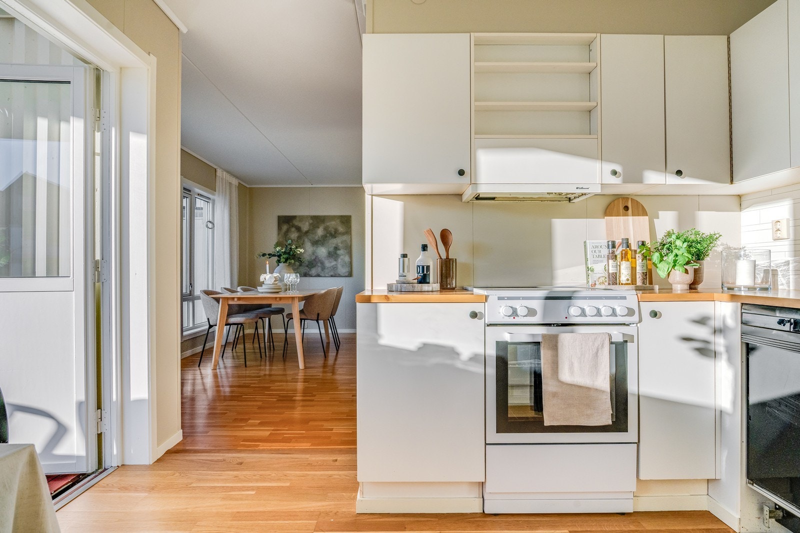 Fra kjøkken er det utgang til den herlige terrassen. Galleribilde