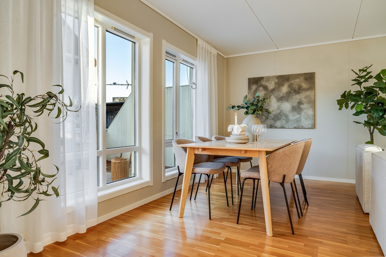 God plass til møblering av langbord hvor du kan dekke til både hverdag og selskap. Galleribilde