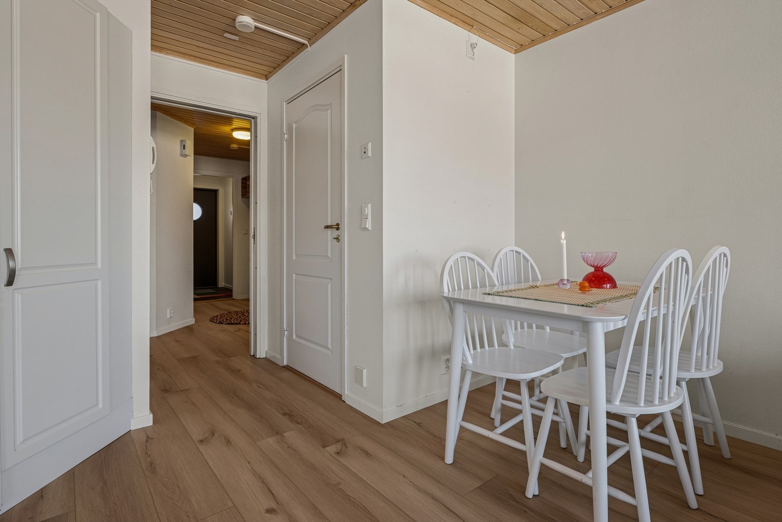 Spisegruppen er praktisk plassert nær kjøkkenet. Galleribilde