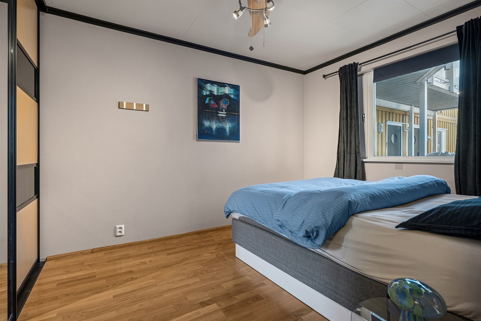 Rommet er av god størrelse og har plass til seng og tilhørende møbler. Galleribilde