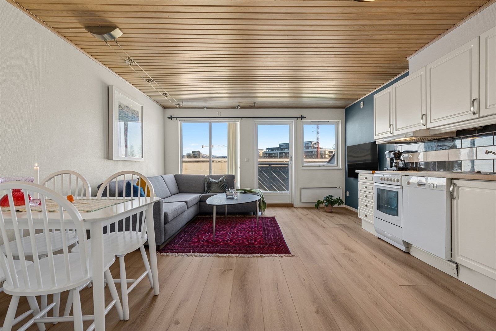 Leiligheten har en praktisk og åpen løsning mellom stue og kjøkken, noe som gir en god romfølelse. De store vindusflatene slipper inn rikelig med dagslys og bidrar til en lys og luftig atmosfære. Galleribilde