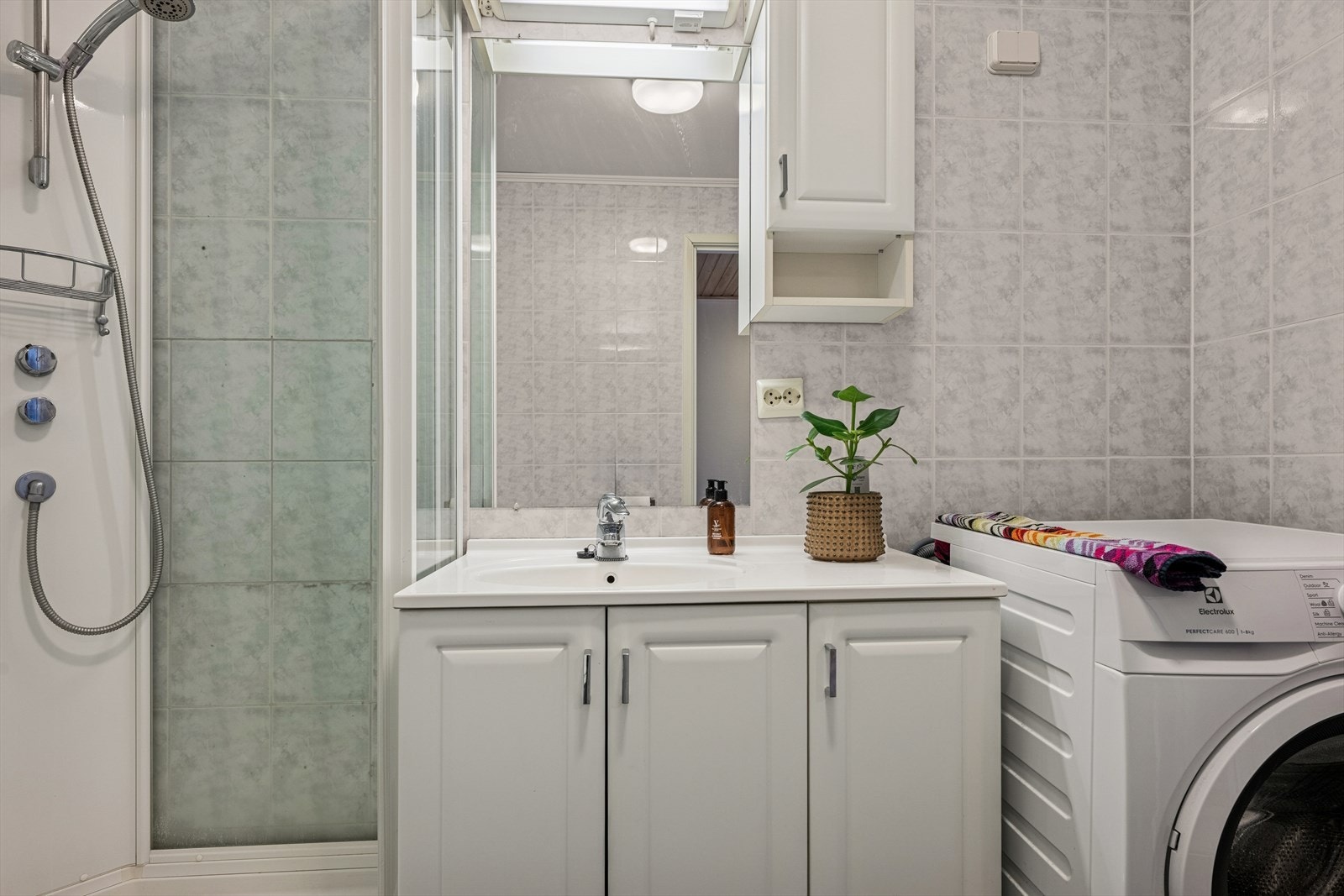 Flislagt baderom som varmes opp ved bruk av varmekabler. Galleribilde