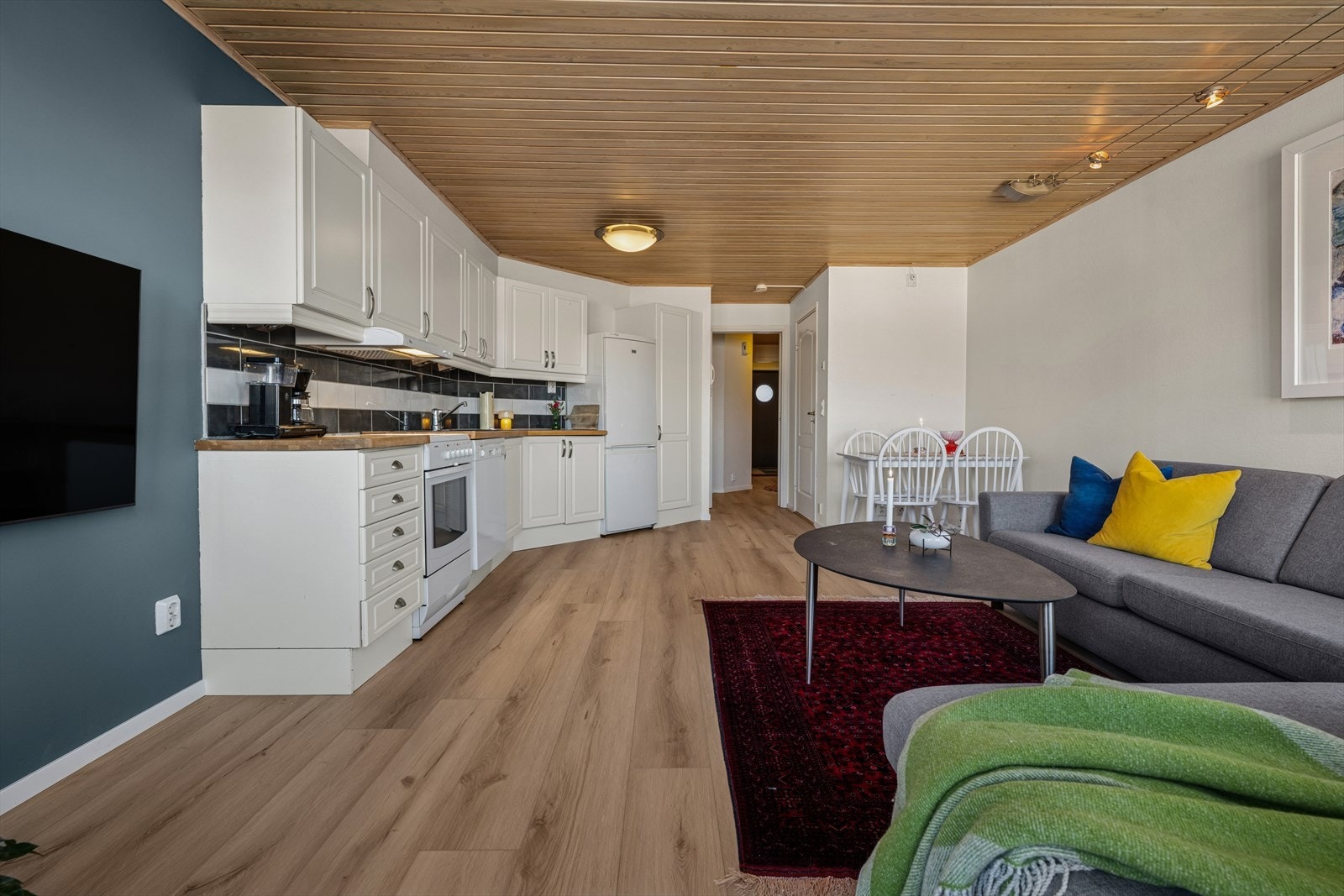 Kjøkkenet har normalt med skap og benkeplass. Galleribilde