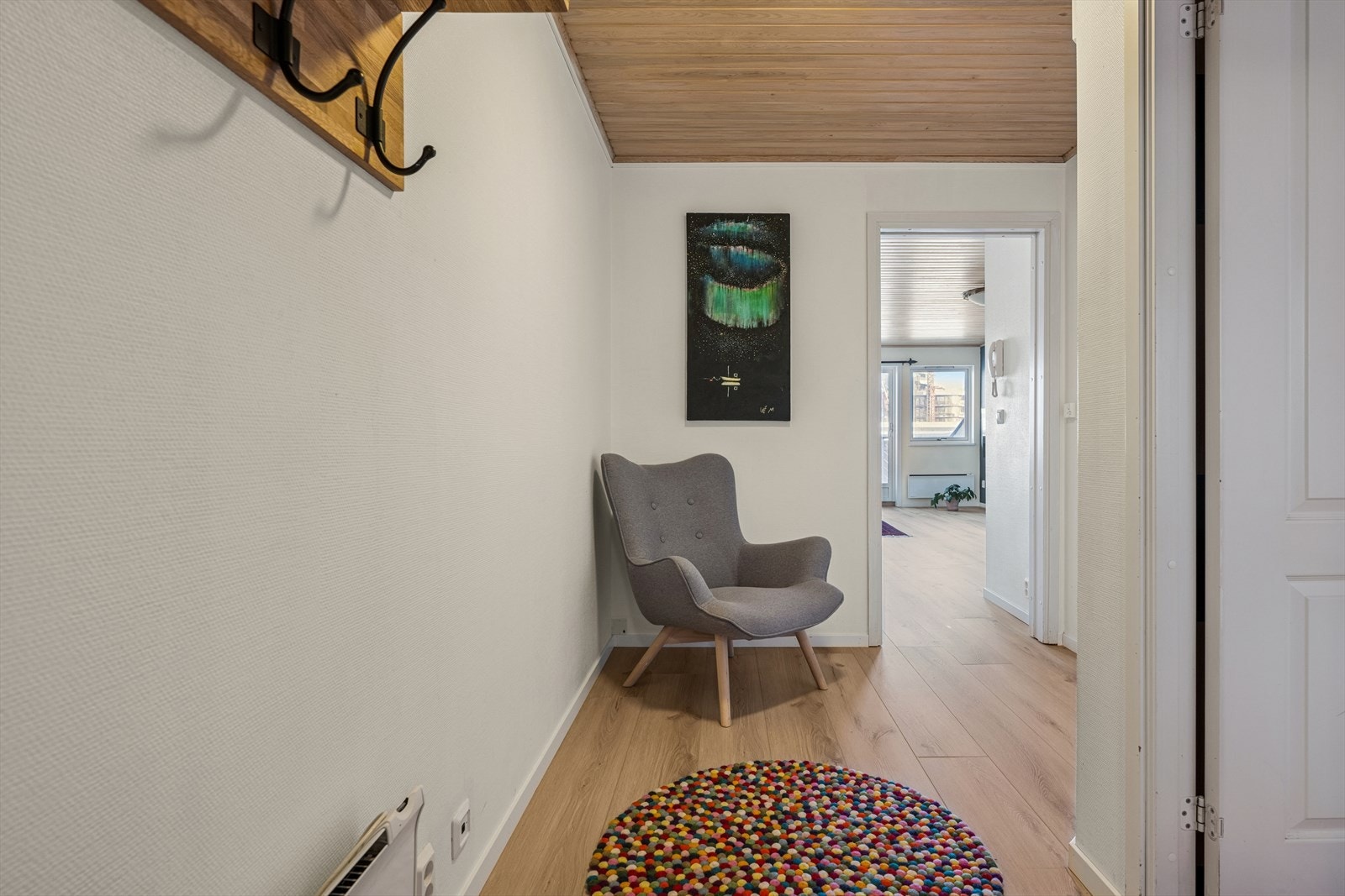 Entréen ønsker deg velkommen med praktisk plass til både yttertøy og fottøy. Galleribilde