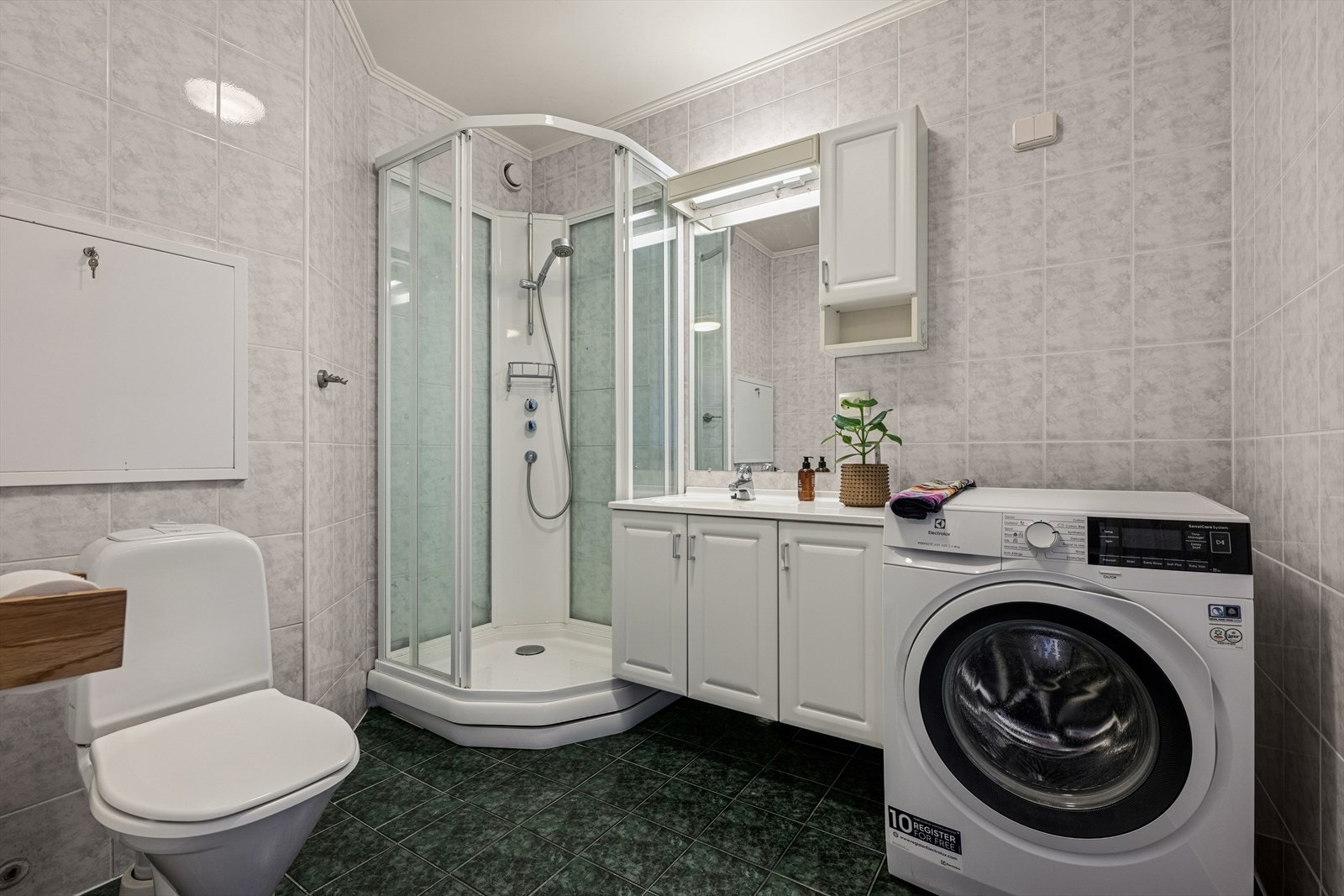 Rommet er utstyrt med mekanisk avtrekk og har opplegg for vaskemaskin. Galleribilde