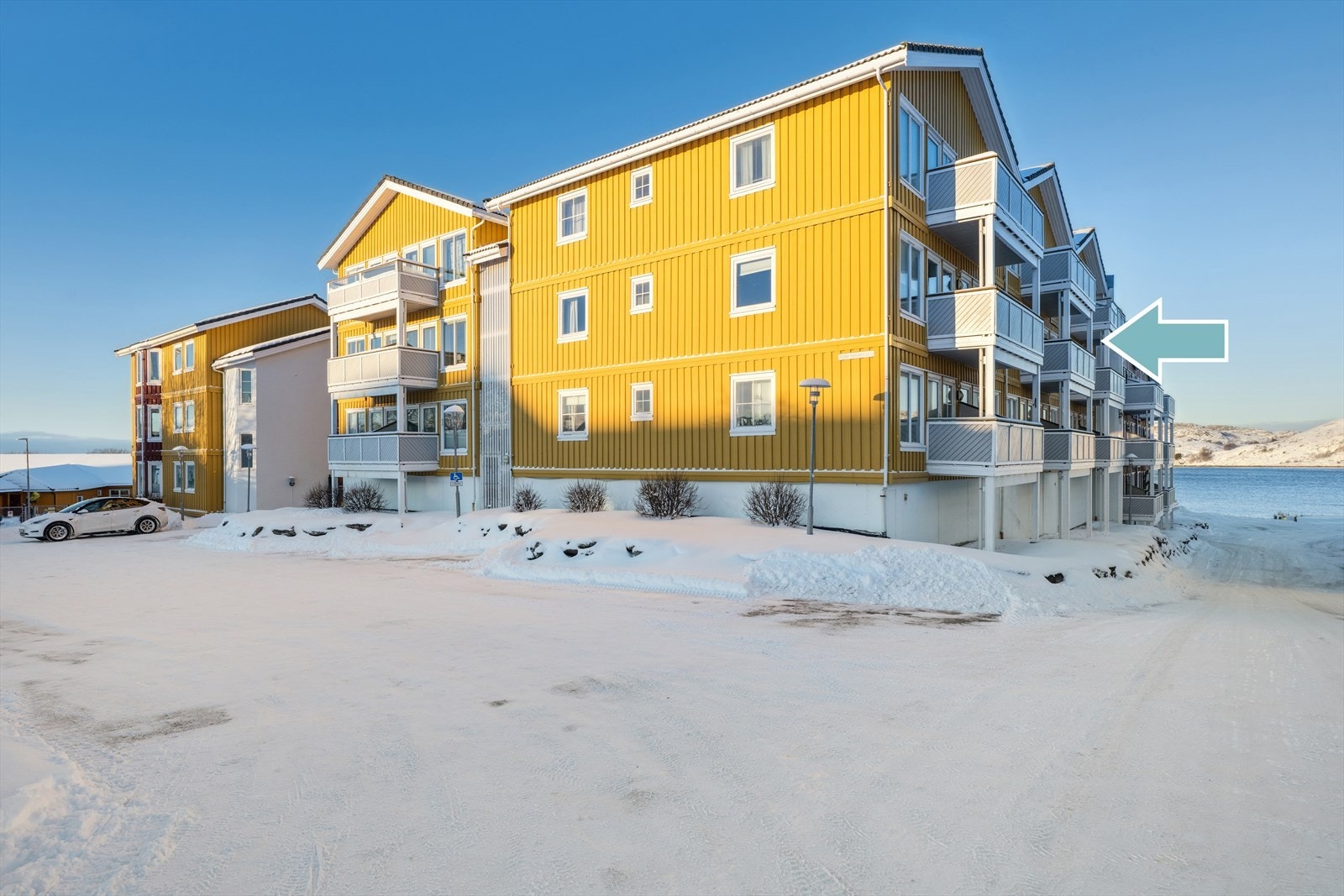 Leiligheten ligger på populære Breivika brygge, et attraktivt område i Bodø med kort vei til både natur og byliv. På bare få minutter til fots når du Bodø sentrum, hvor du har et bredt utvalg av butikker, restauranter og kulturelle tilbud. Galleribilde