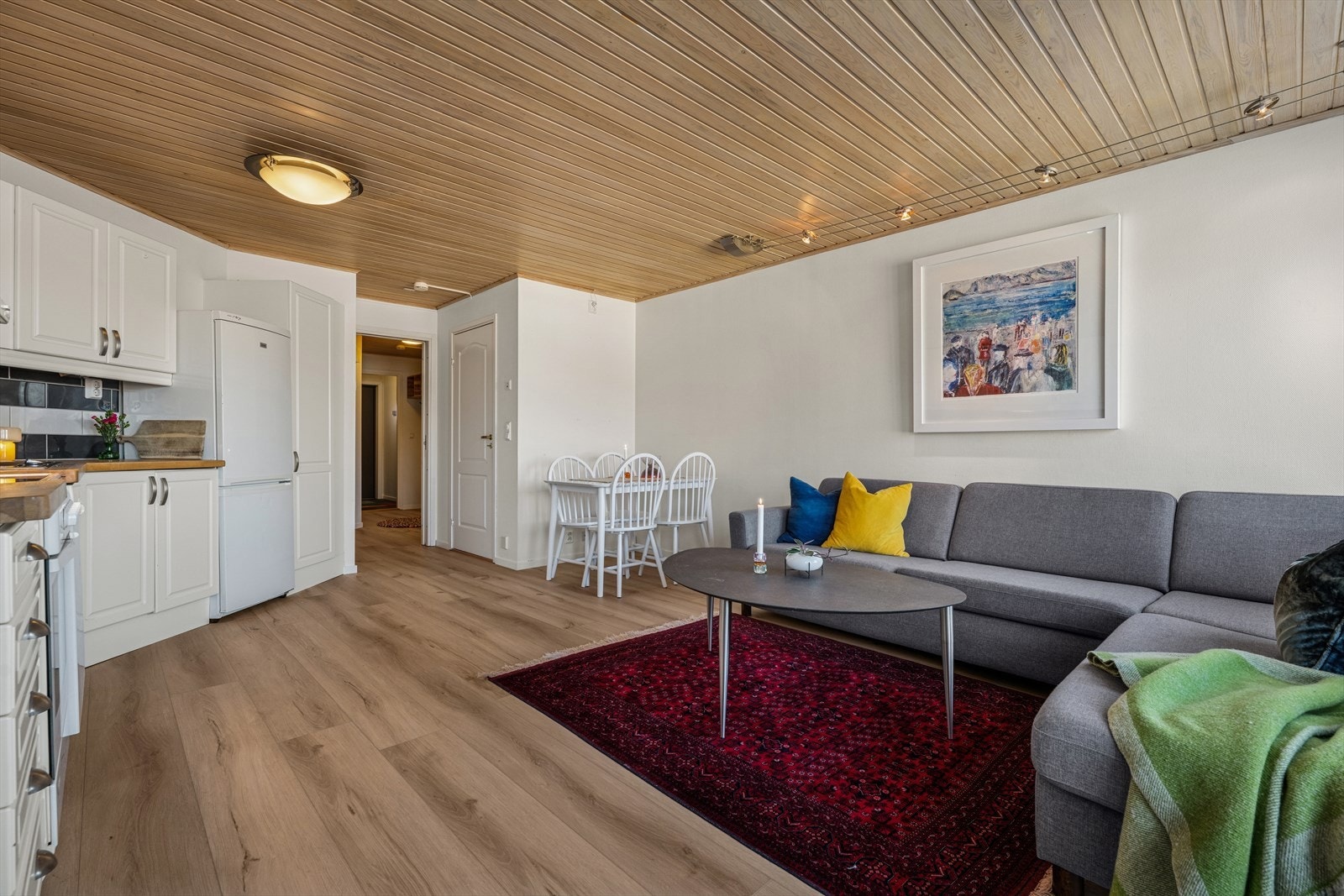 Den åpne løsningen gir plass til både sofagruppe og spisebord. Galleribilde