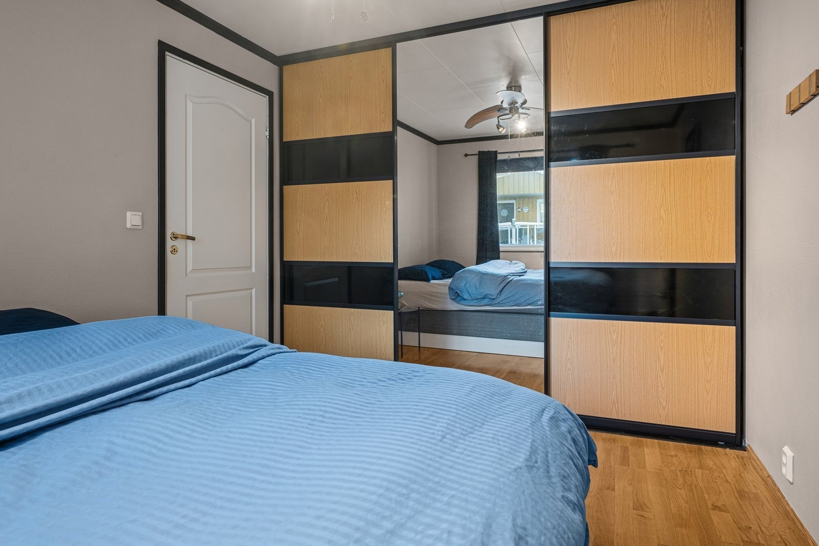 Her får du også god plass til oppbevaring i en praktisk skyvedørsgarderobe. Galleribilde