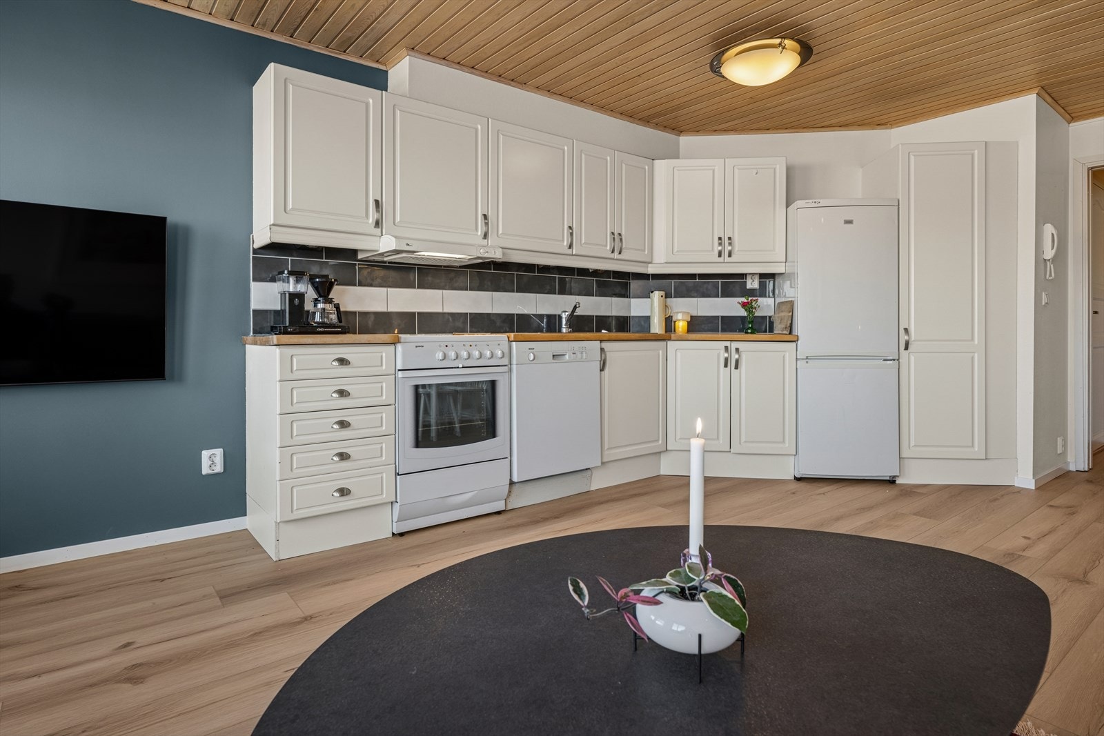 Veggen mellom overskap og bekeplate er flislagt. Galleribilde