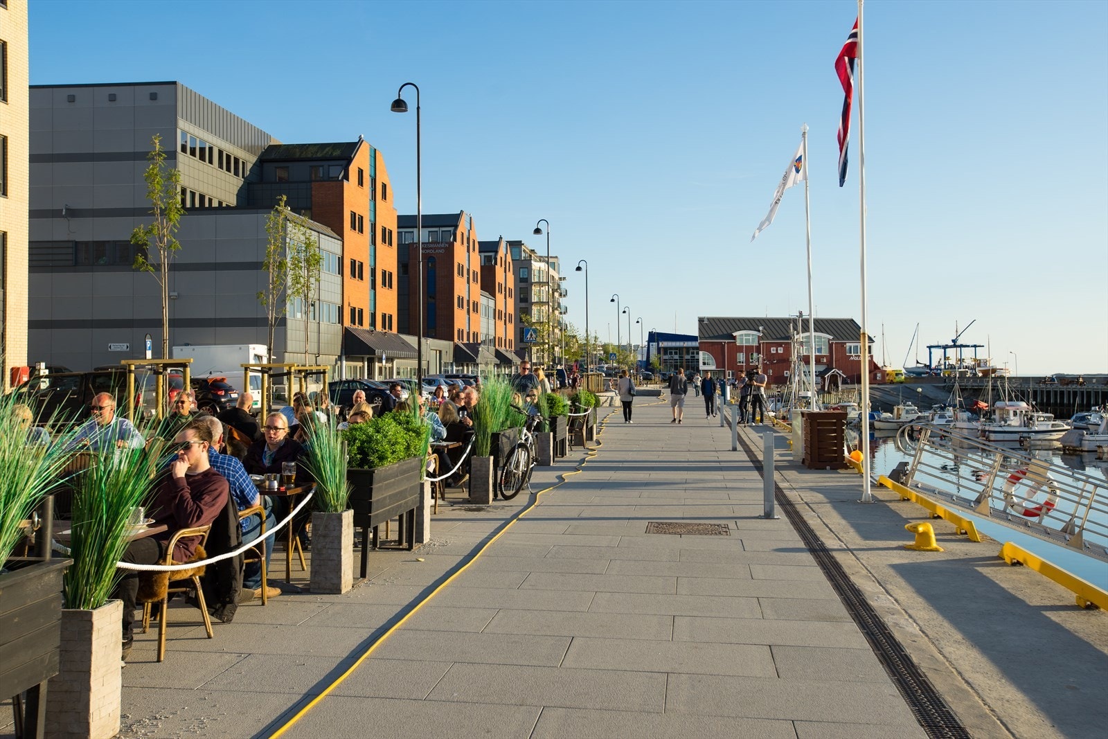 Få minutter fra boligen finner du flere resturanter og du kan spasere hjem på få minutter etter middag og to glass vin. Evt. er Stormen konserthus også like ved med sine ulike og hyppige arrangementer. Galleribilde