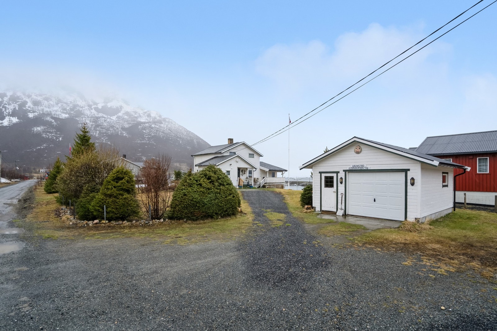 Fasade og garasje Galleribilde