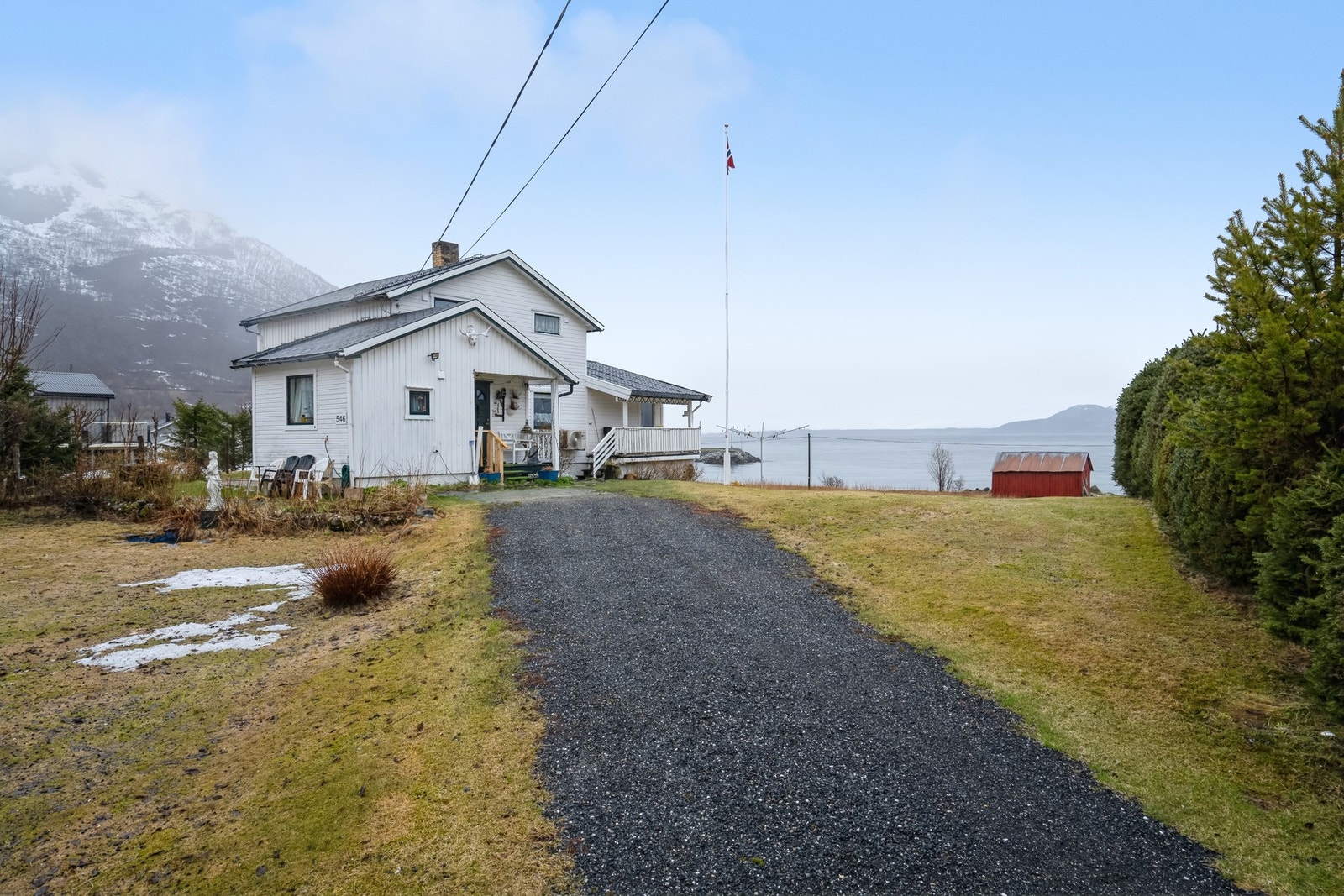 Stor eiendom på ca 1416 mål bestående av flere teiger. Er enebolig, garasje, naust, fjøs og skogshytte på eiendommen. Galleribilde