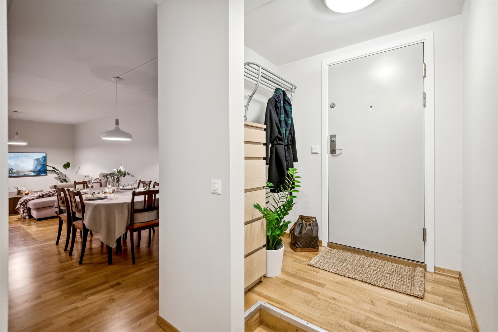 Velkommen inn - entré med god plass til yttertøy. Galleribilde