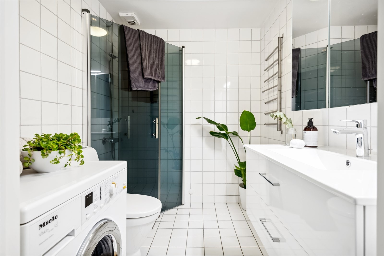 Pent flislagt baderom fra byggeår 2005 - nyere baderoms innredning fra 2021. Galleribilde