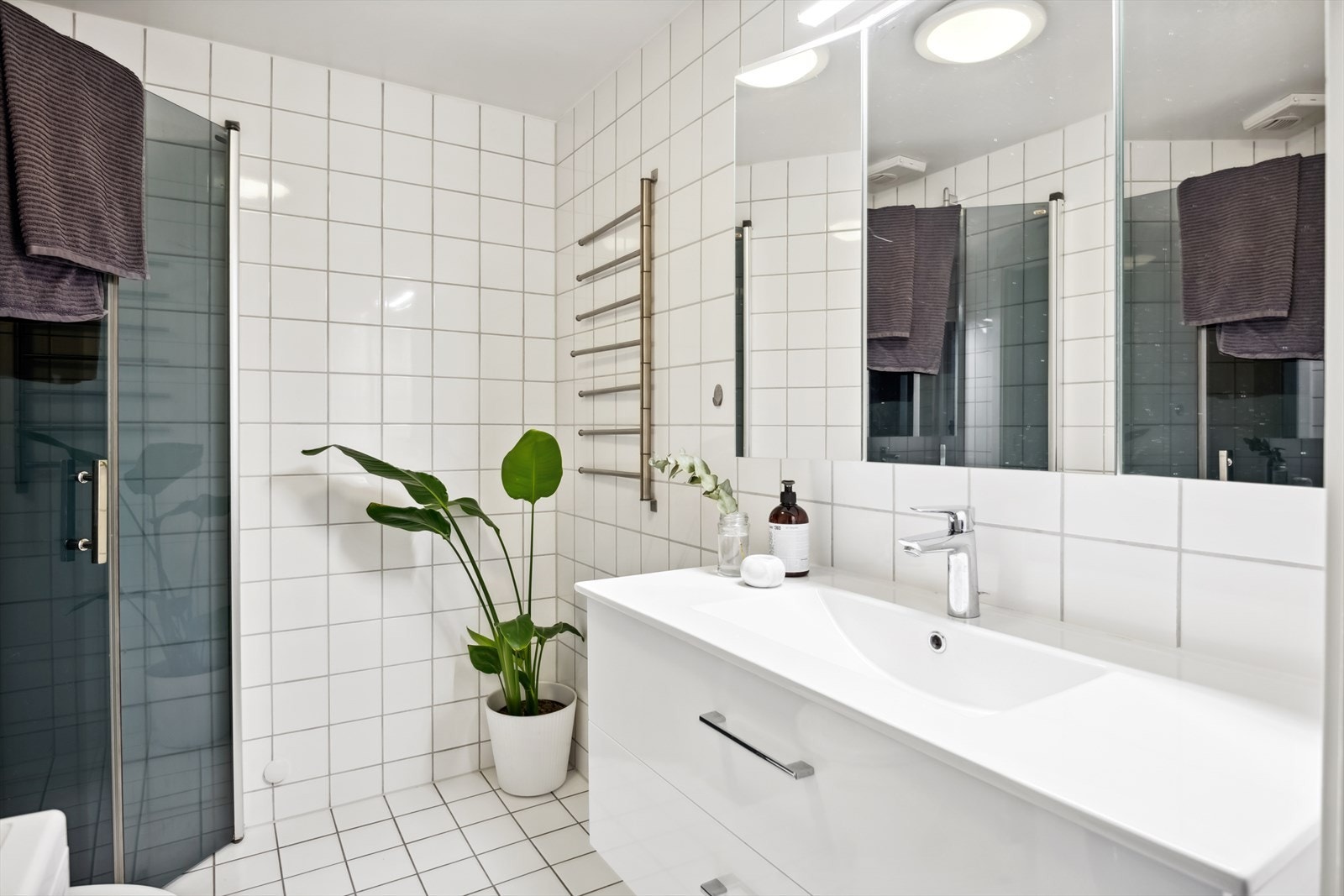 Baderommet er innredet i et tidløst og stilrent uttrykk. Galleribilde