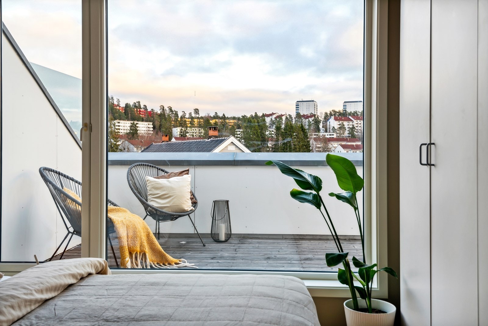 Leiligheten har en gunstig intern beliggenhet i sameiet og en skjermet plassering med lite innsyn. Galleribilde