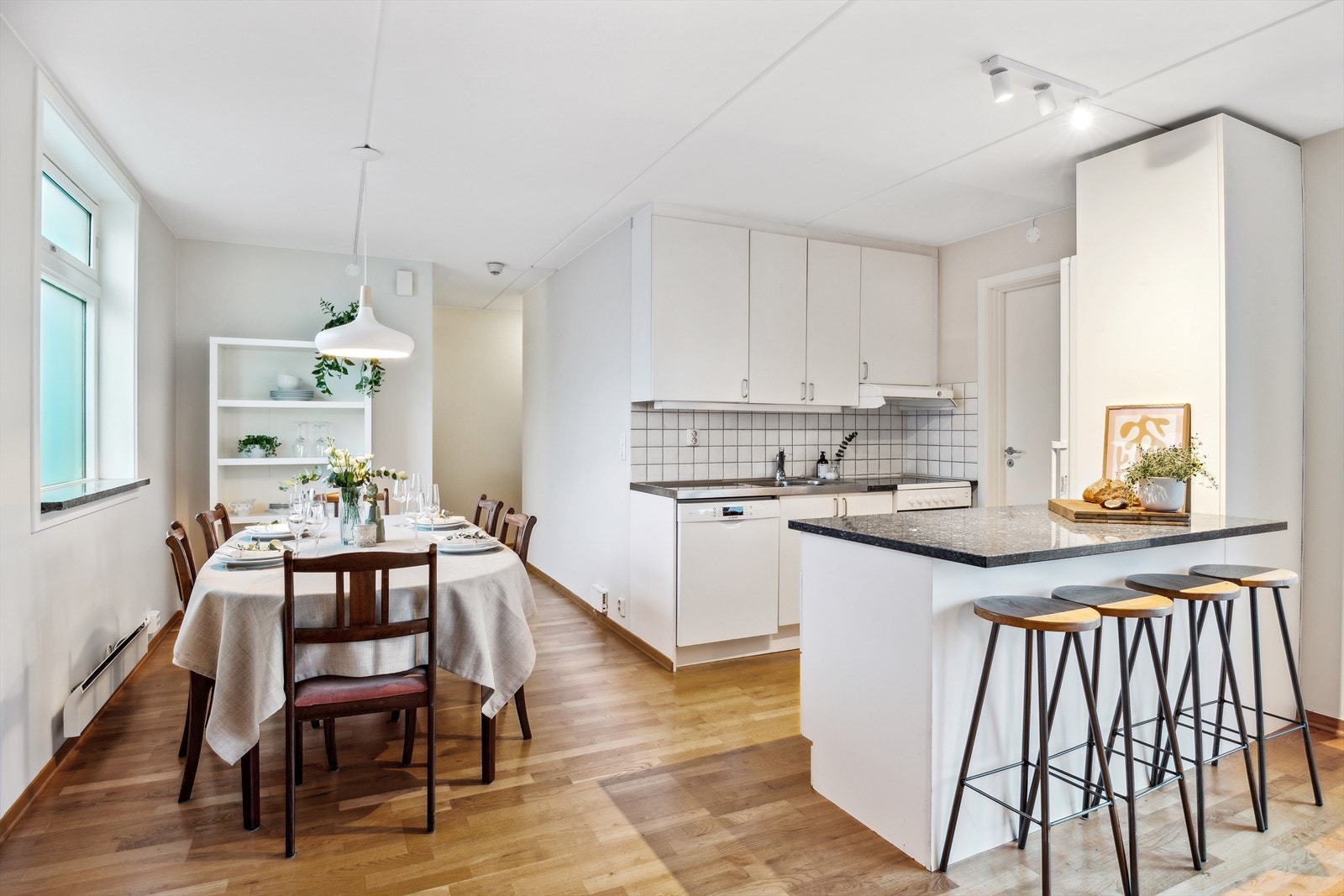 Kjøkkenet består bl.a. av slette fronter, granitt benkeplate og ventilator med avtrekk til ventilasjonskanal. Galleribilde