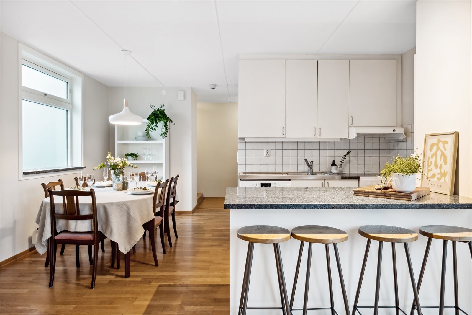 Velholdt kjøkken i åpen løsning med stue - god plass til spisegruppe. Galleribilde