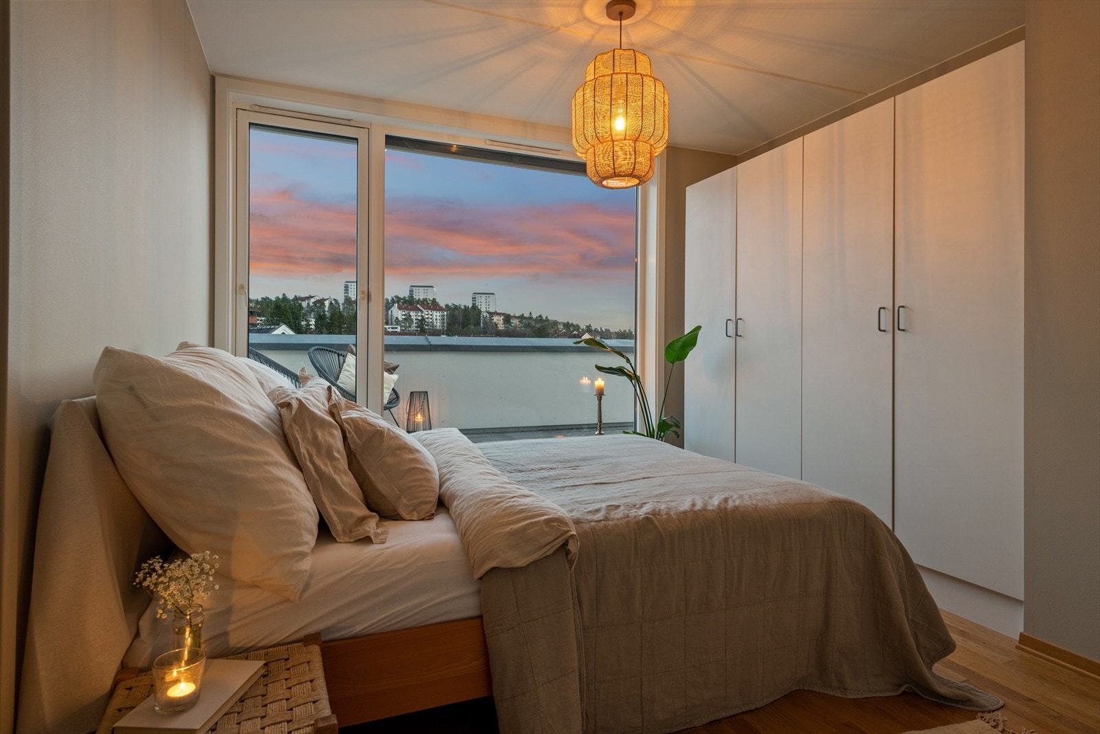 Leiligheten er svært hjemmekoselig - spesielt hyggelig med kveldsstemning. Galleribilde