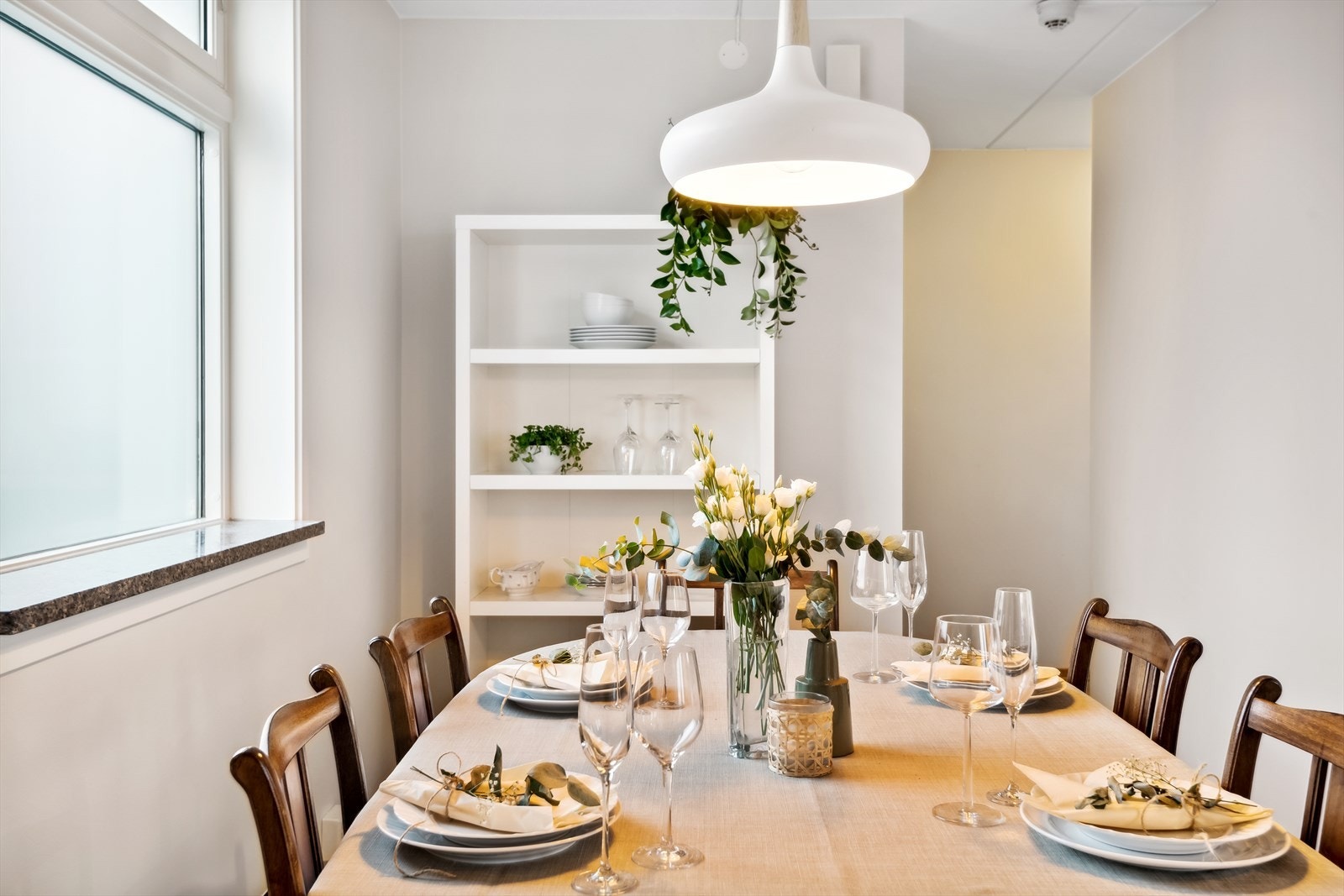 God planløsning gjør dette til en sosial leilighet - perfekt for å invitere gjester! Galleribilde