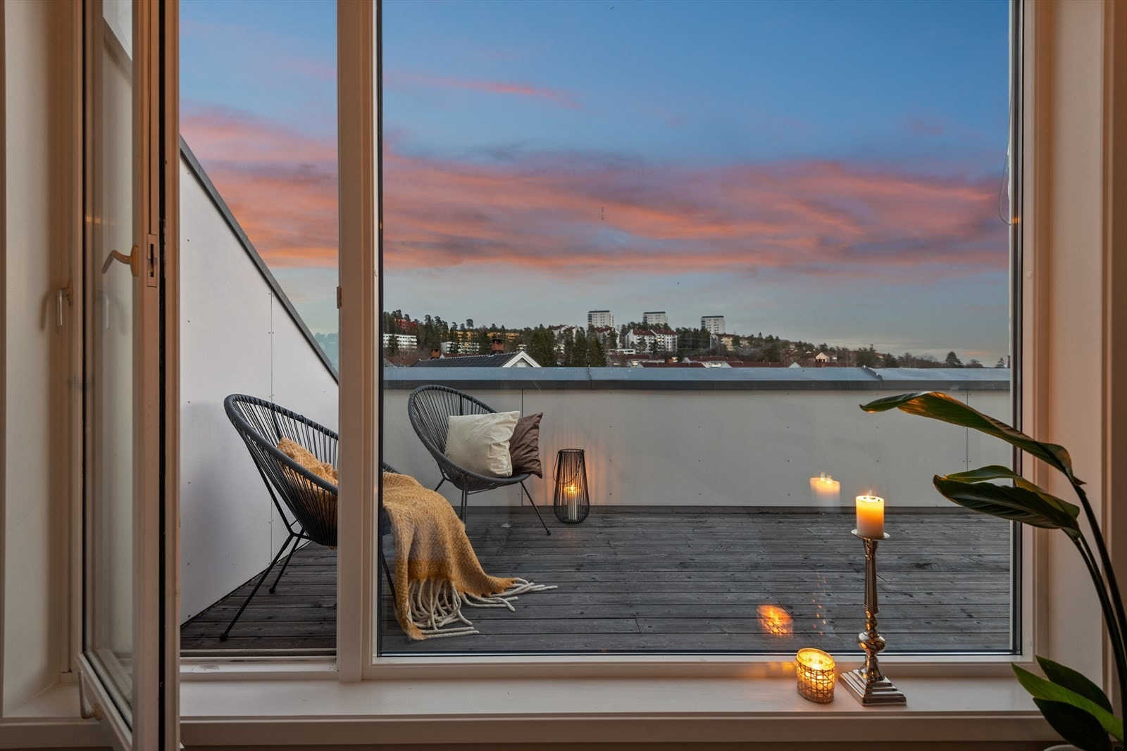 Her kan du enkelt tre ut på terrassen fra hovedsoverommet. Galleribilde