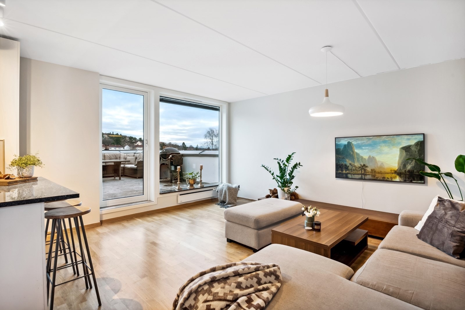 Generøse vindusflater slipper inn rikelig med naturlig lys - stuen oppleves som luftig og åpen. Galleribilde