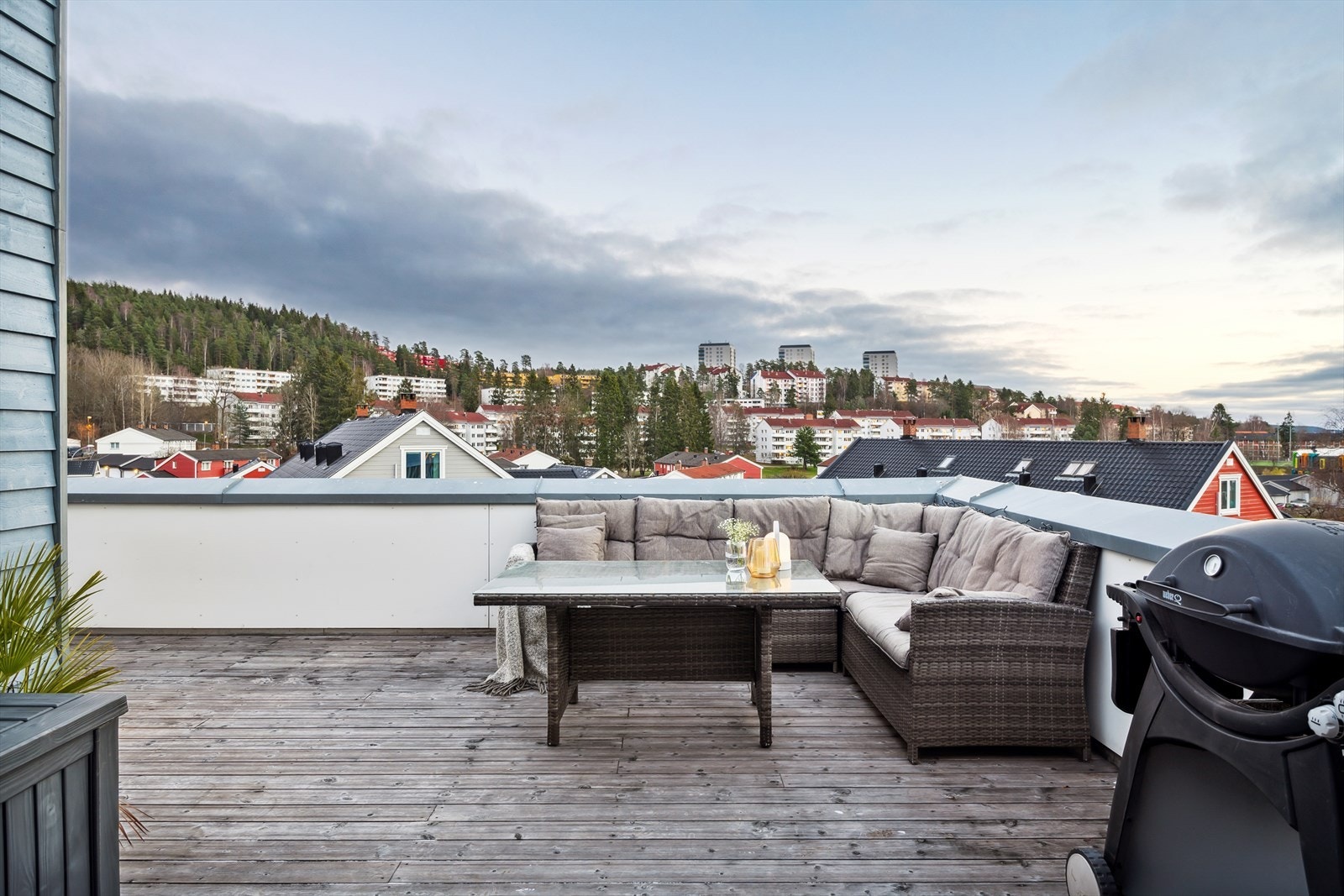 Fra stuen er det adkomst til en sydvendt terrasse på ca. 36kvm. Galleribilde