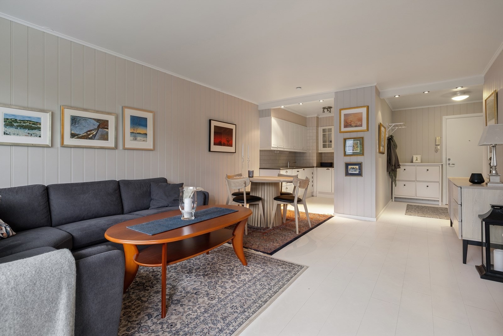 Den store stuen har en god planløsning som gir deg flere innredningsmuligheter. Galleribilde