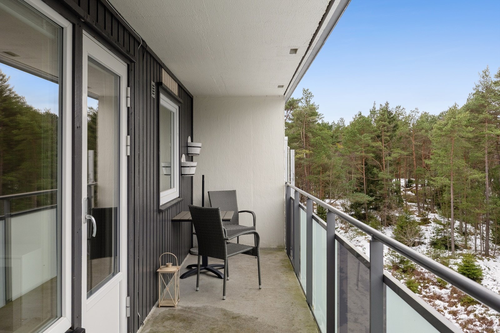 Fra stuen er det utgang til en stor og overbygget balkong på 11m². Galleribilde