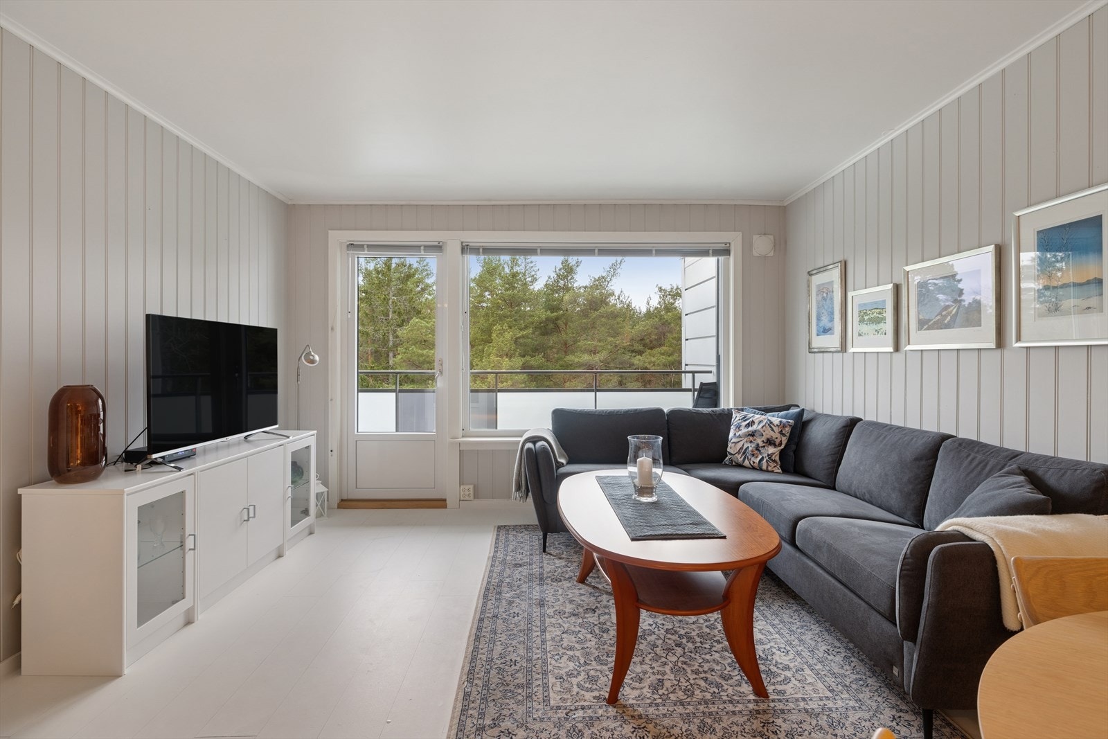 Det er god plass til en stor sofagruppe. Galleribilde