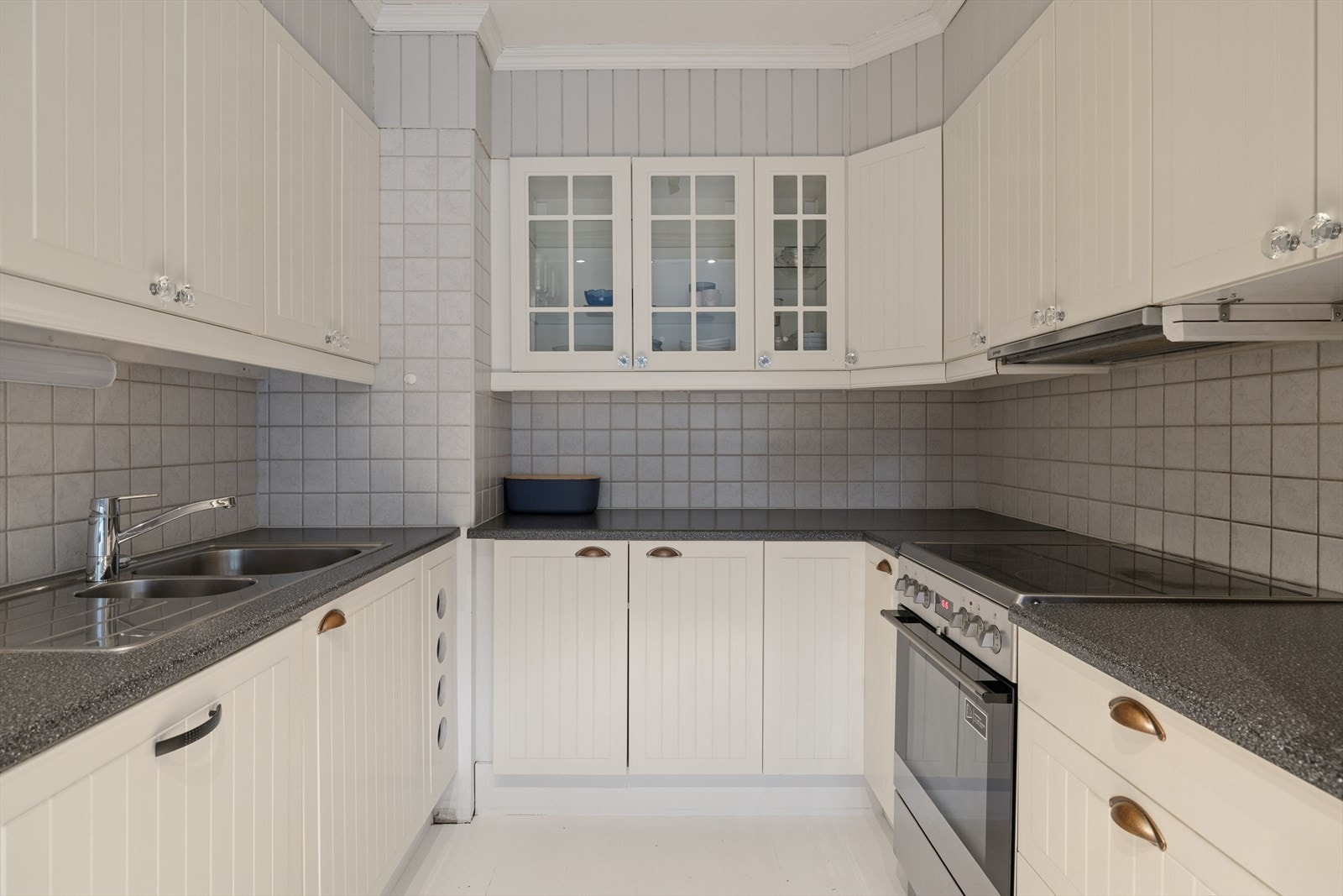 Videre er det fliser over benkeplaten av laminat. Galleribilde