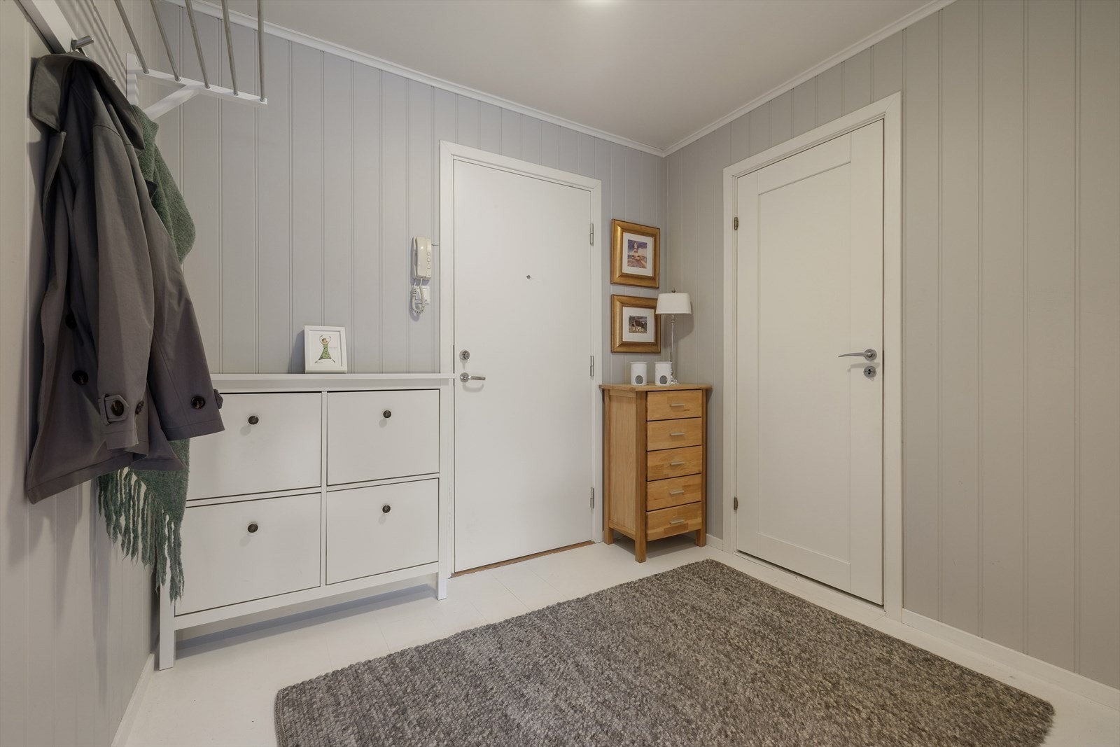 Lys og innbydende entré med god plass for å sette fra seg sko og henge fra seg yttertøy. Tilgang til en stor og romslig innvendig bod på 4m². Galleribilde