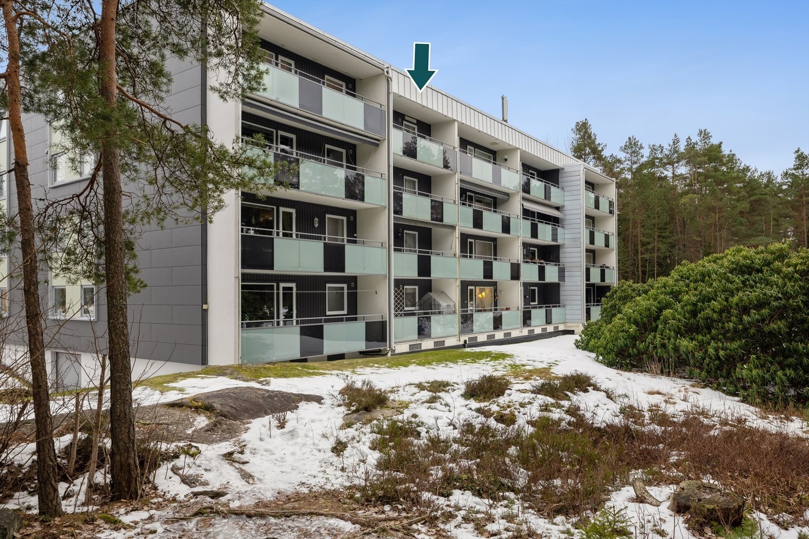 Boligen har en flott intern beliggenhet i blokkens toppetasje, vendt ut mot usjenerte skogområder. Galleribilde