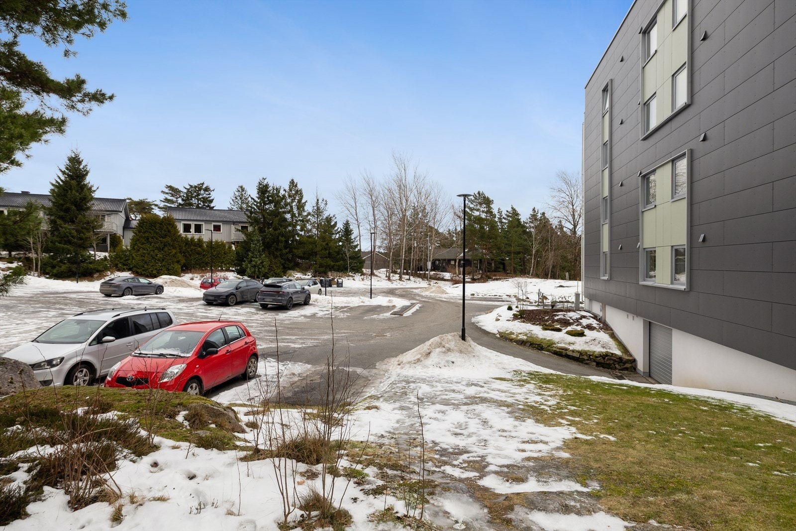 Det er biloppstillingplasser på borettslagets tomt, mulighet for elbillading. Garasjeplasser tildeles etter ansiennitet. Galleribilde