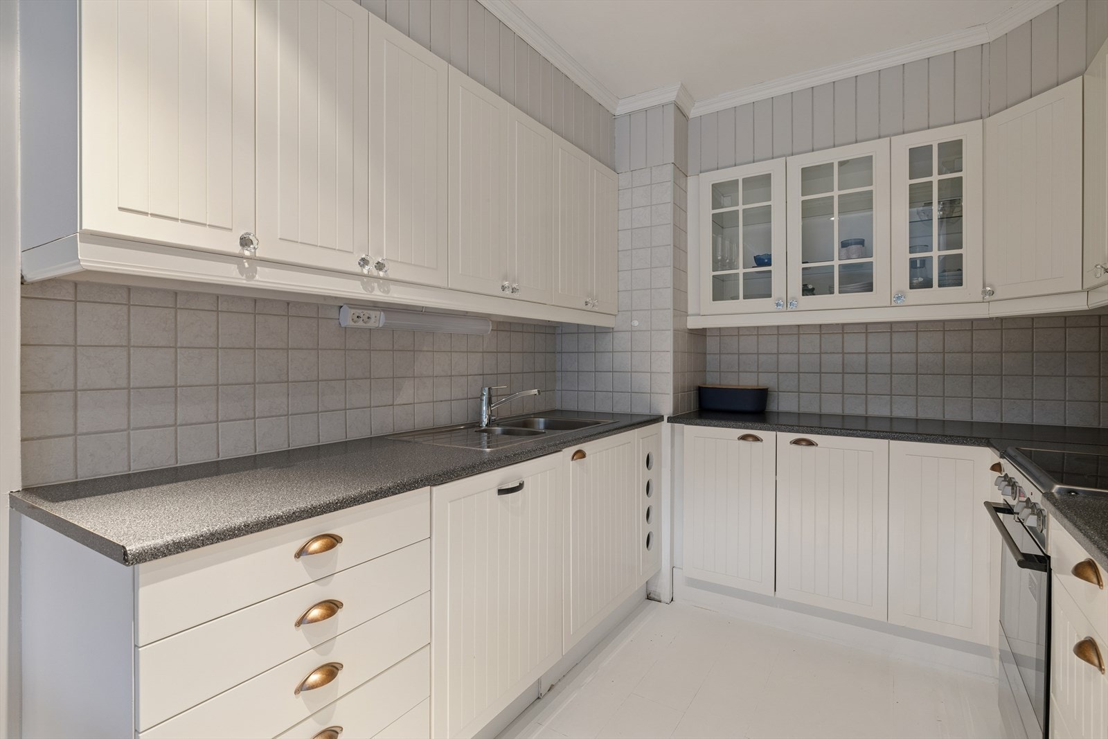 Kjøkkenet har innredning med profilerte fronter. Galleribilde