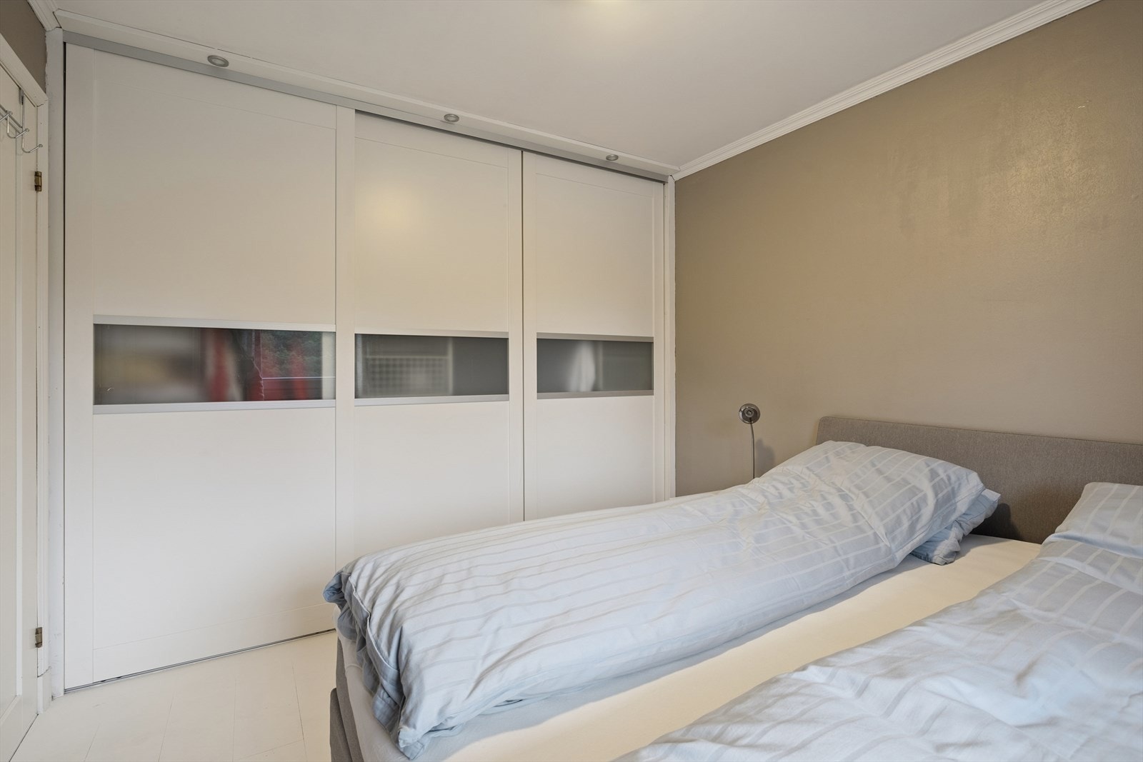 Her er det også en stor skyvedørdsgarderobe, med god plass for oppbevaring. Galleribilde