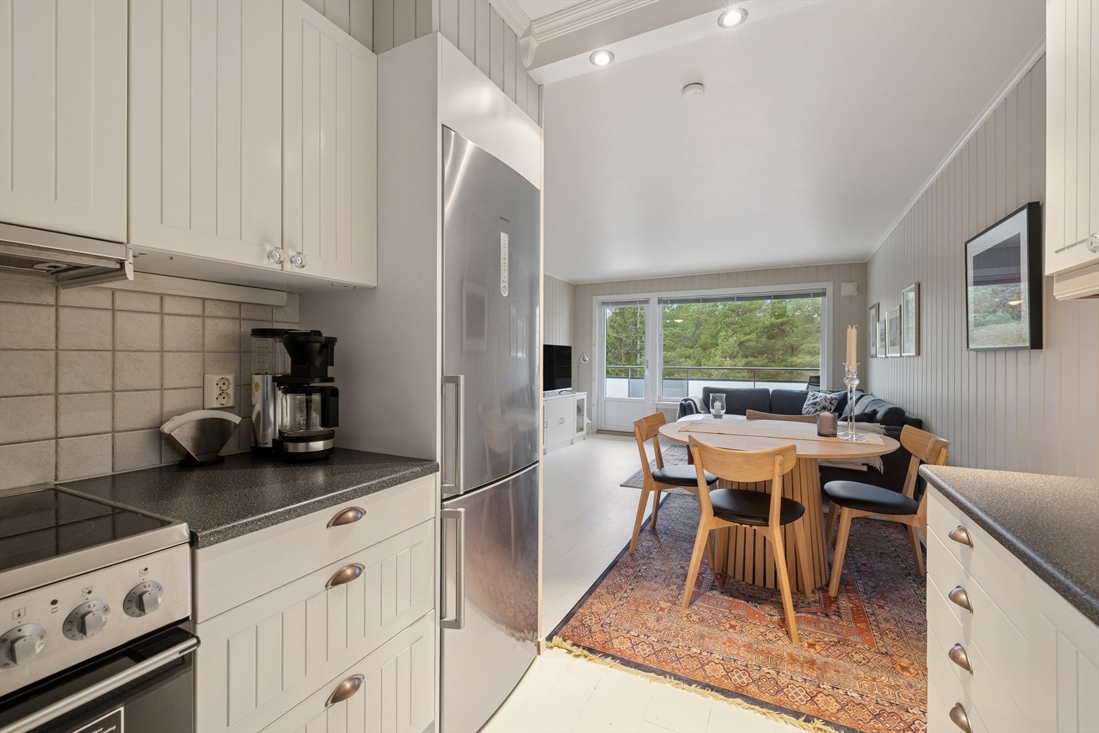 Kjøkkenet har rikelig med skap- og benkeplass. Galleribilde