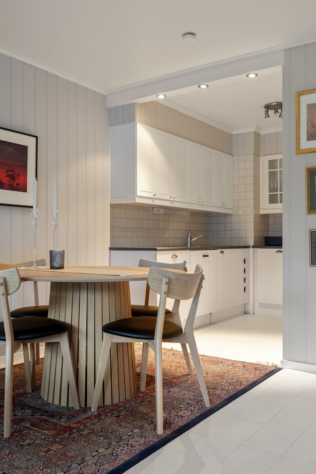 God plass til en hyggelig spisegruppe i tilknytning til kjøkkenet. Galleribilde