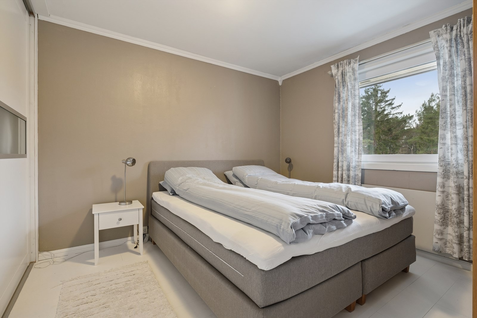 Boligen har et stort og romslig soverom, med god plass til en stor seng. Galleribilde
